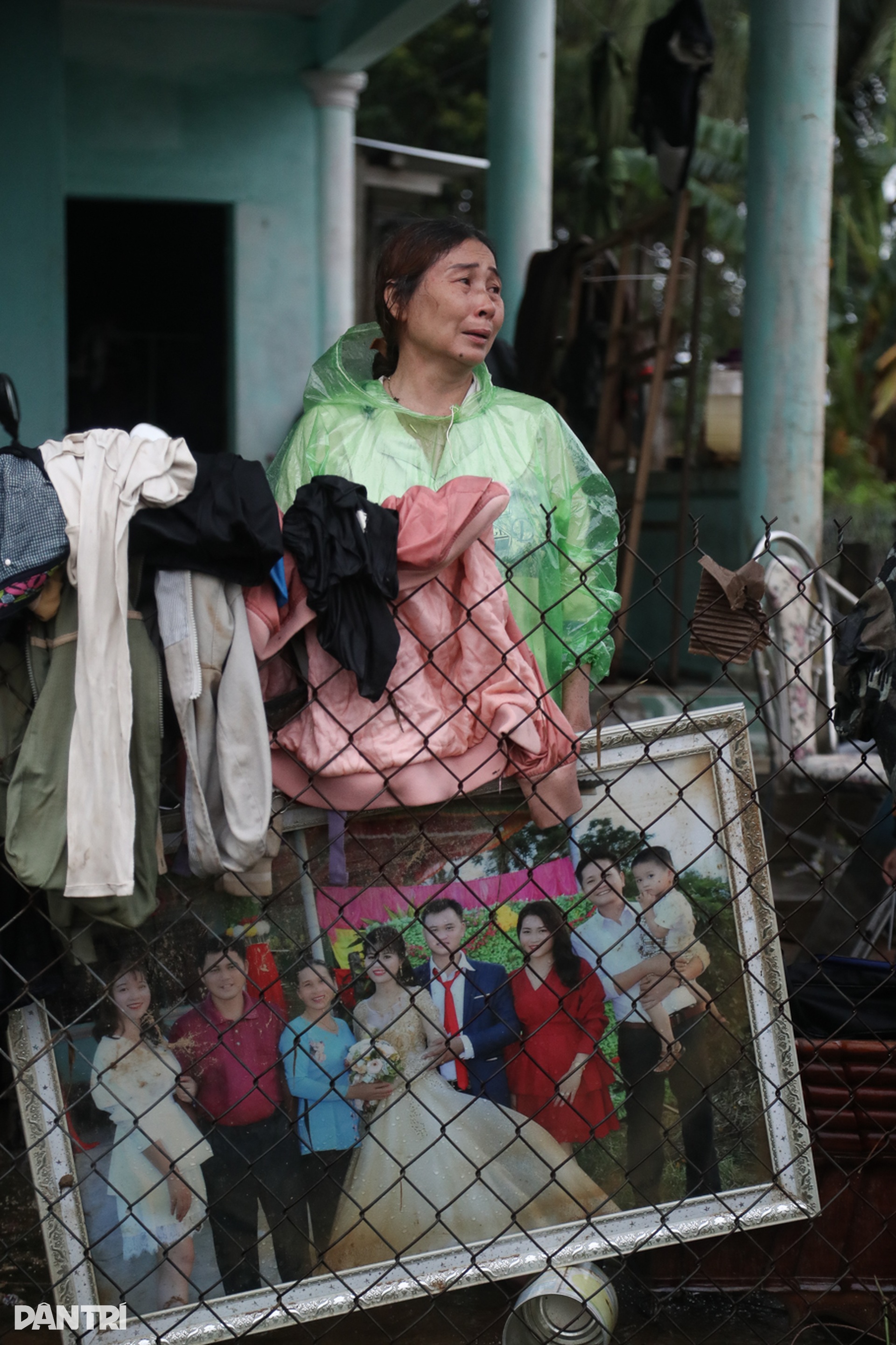 Những đám tang lạnh lẽo giữa vùng lũ chưa kịp rút ở Phú Yên - 10