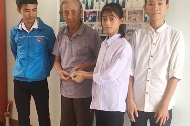 Nhặt được tiền, 2 học sinh nhờ xã phát loa thông báo tìm người đánh rơi