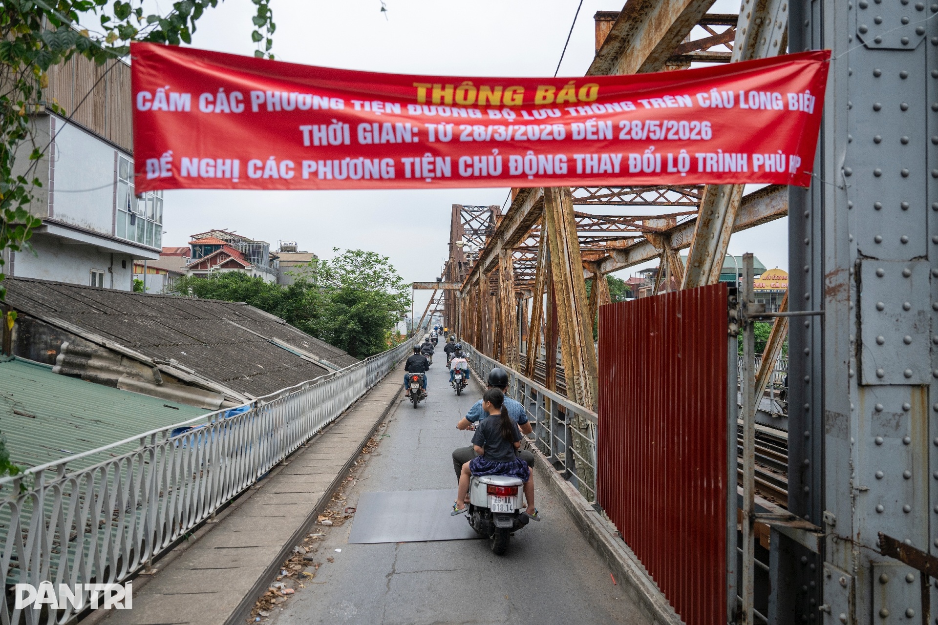 Cầu Long Biên rào chắn, cấm lưu thông 60 ngày để sửa chữa - 1