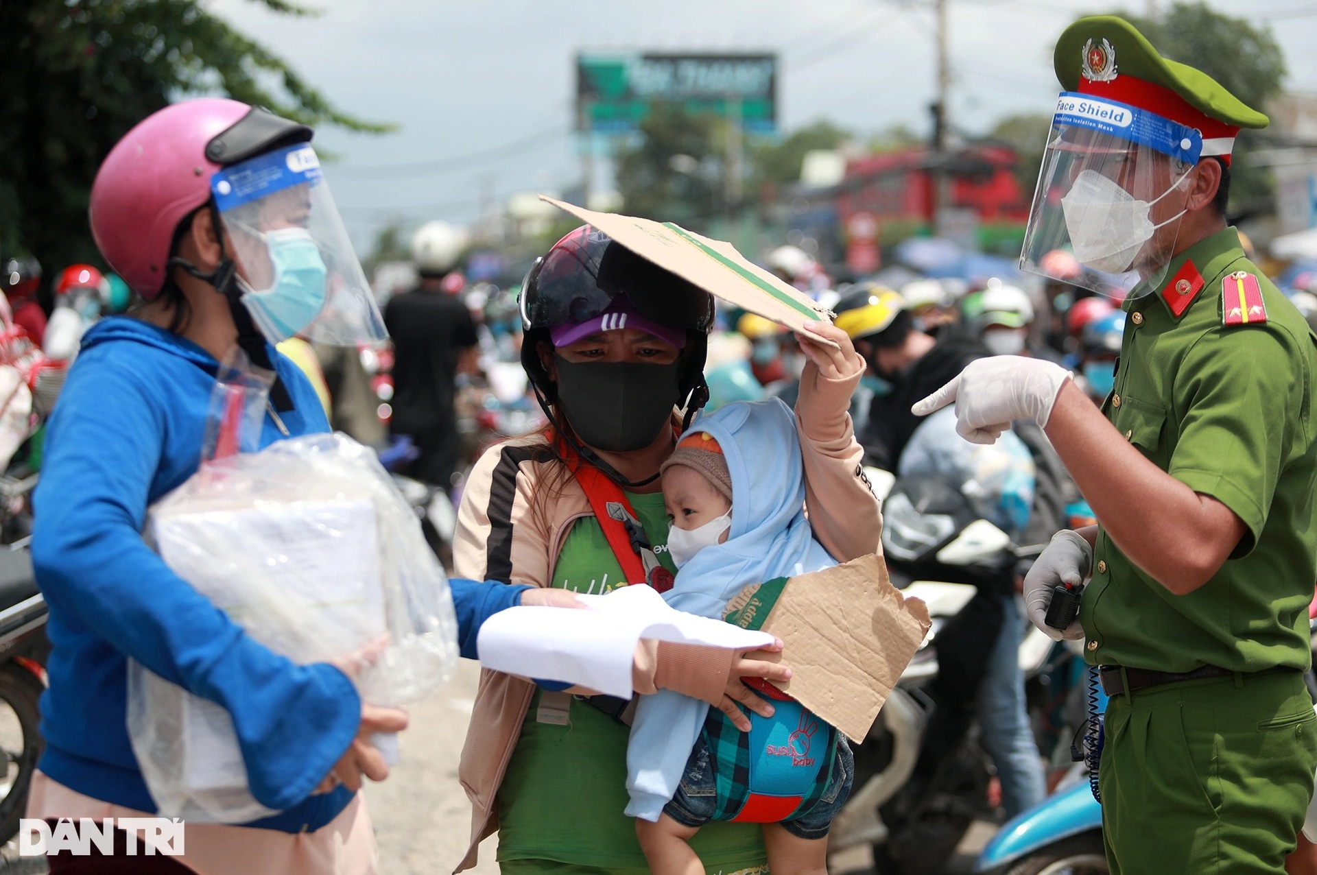 Hơn 24 giờ người dân phơi nắng, dầm mưa chờ qua chốt về quê miền Tây - 12 Hơn 24 giờ người dân phơi nắng, dầm mưa chờ qua chốt về quê miền Tây - 12