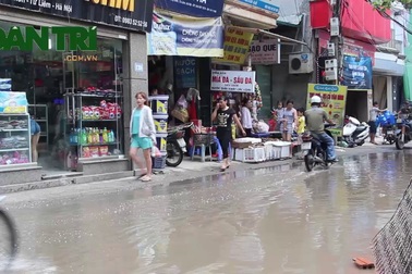 Người dân “sống dở, chết dở” với đoạn đường trời nắng vẫn ngập lụt