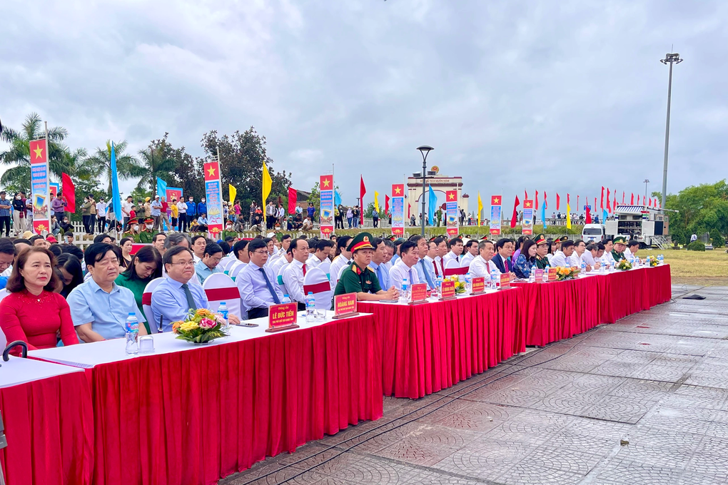 Thiêng liêng Lễ thượng cờ Thống nhất non sông bên dòng Bến Hải - 2 Thiêng liêng Lễ thượng cờ Thống nhất non sông bên dòng Bến Hải - 2