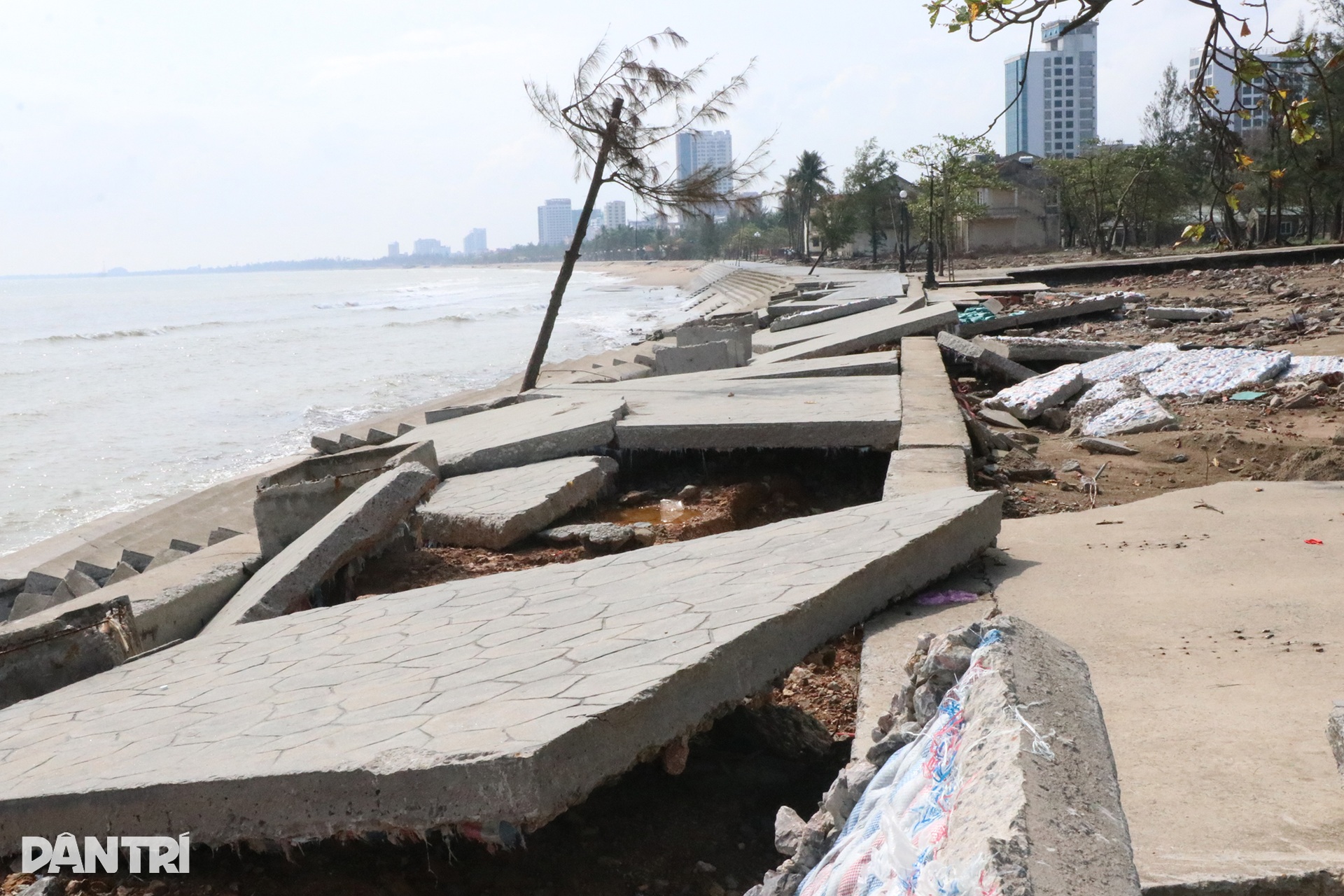 Kè biển hàng chục tỷ đồng bị bão Bualoi xé nát - 4