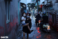 Người dân mò mẫm trên đường về nhà khi triều cường dâng cao ở TPHCM