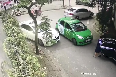 Đã đỗ xe ngang ngược, người đi Mercedes còn đánh tài xế taxi đổ máu