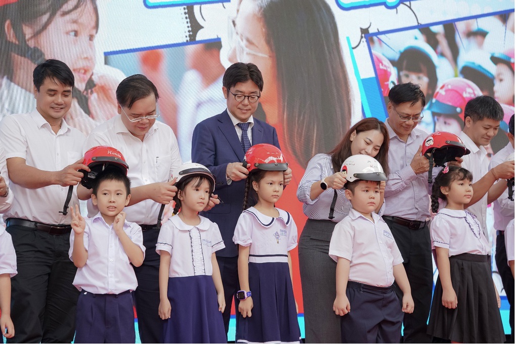 Honda Việt Nam phát động chương trình tặng mũ bảo hiểm cho học sinh lớp một miền Trung