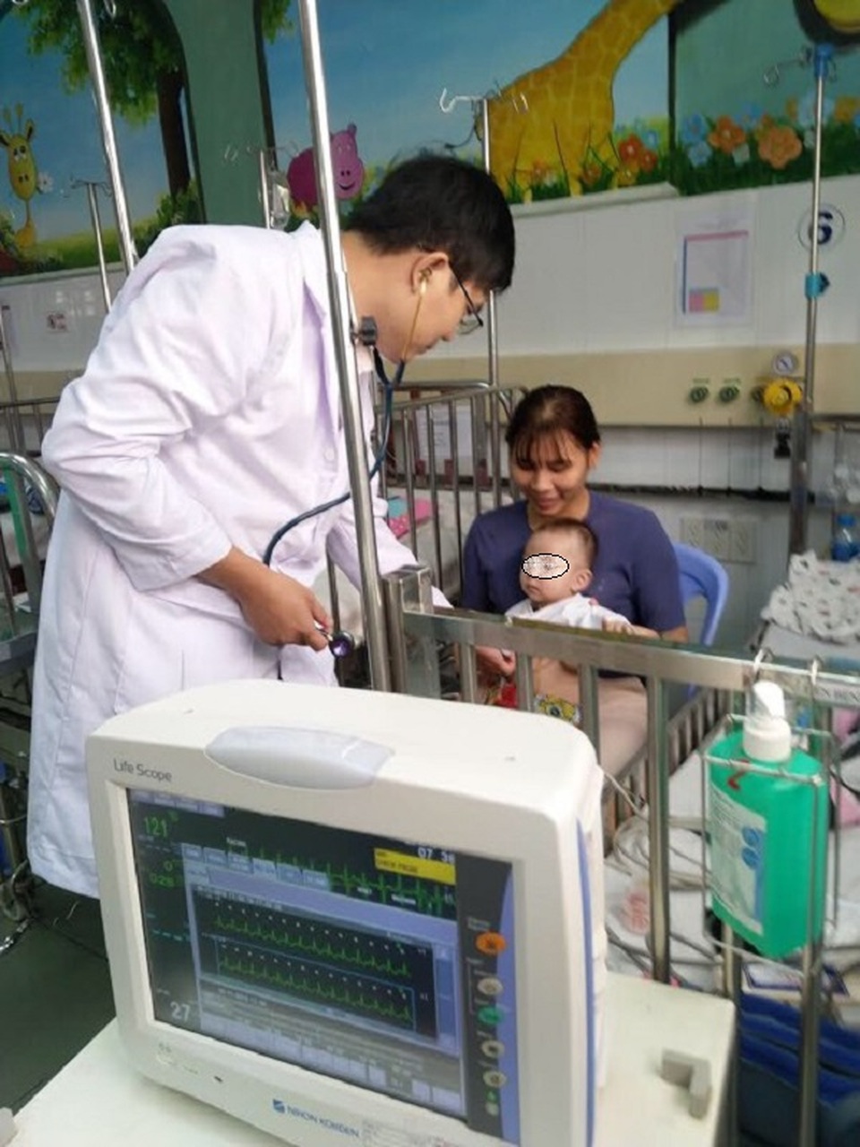 Cứu cháu bé 7 tháng tuổi thoát nguy cơ đột tử - 2