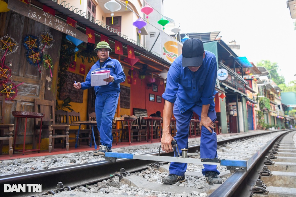 Hà Nội dựng hàng rào phong tỏa phố cà phê đường tàu - 8 Hà Nội dựng hàng rào phong tỏa phố cà phê đường tàu - 8