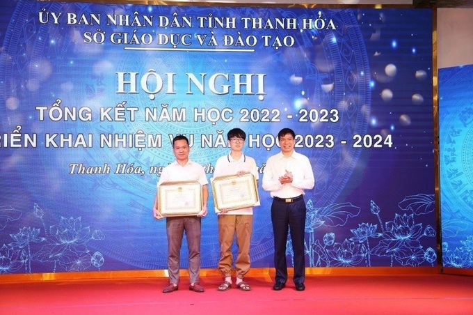 Giám đốc Sở GD&ĐT tỉnh Thanh Hoá Trần Văn Thức trao Bằng khen của Chủ tịch UBND tỉnh cho học sinh và giáo viên có học sinh đạt giải Khuyến khích tại Kỳ thi Olympic Vật lý Châu Á lần thứ 23 (APhO) năm 2023
