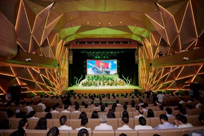 Hòa nhạc Giao hưởng Tháng Tám là buổi hòa nhạc quốc tế đầu tiên khai màn công trình Nhà hát Hồ Gươm.