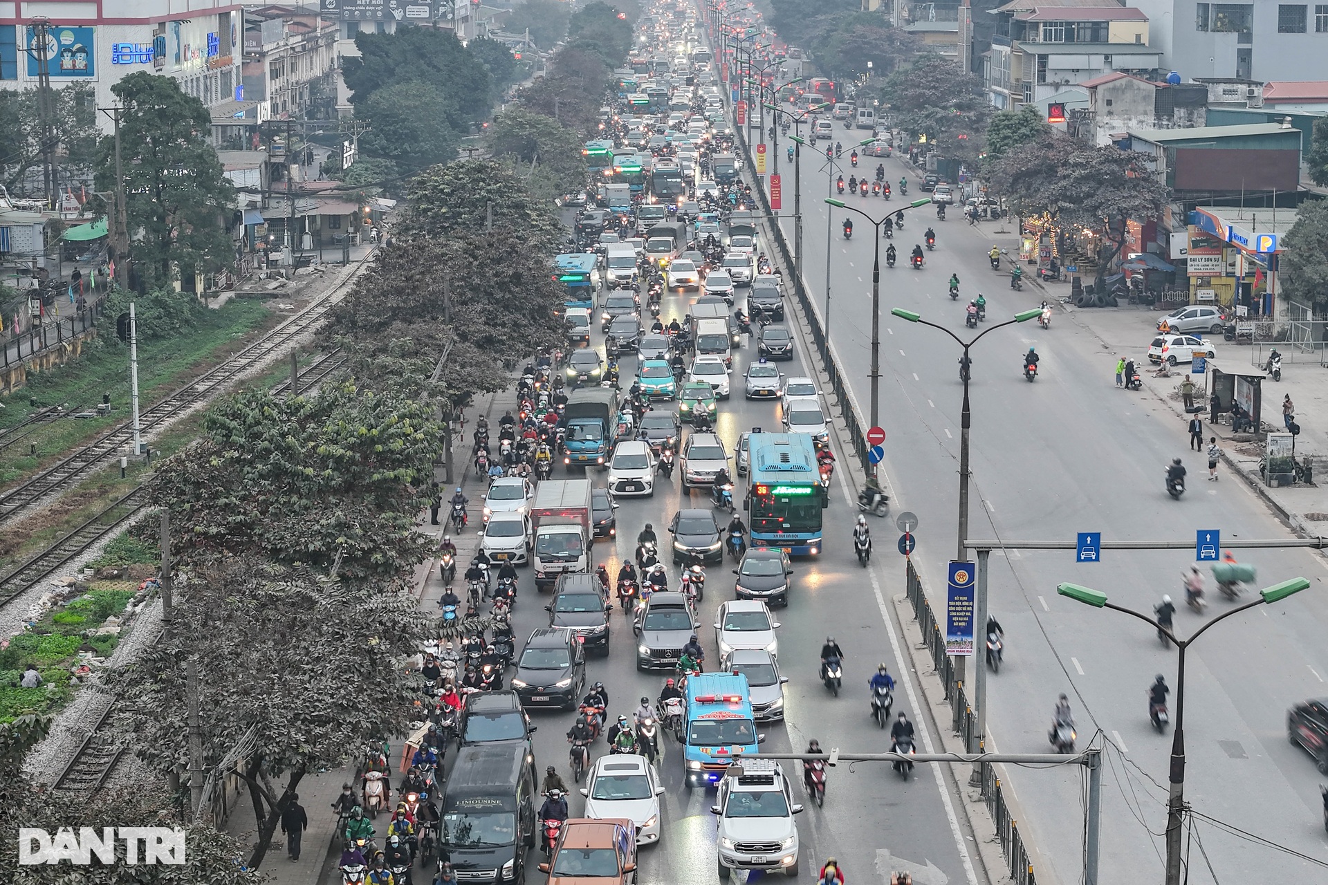 Người dân đổ về quê nghỉ Tết Dương lịch, cửa ngõ Hà Nội ùn tắc kéo dài - 3 Người dân đổ về quê nghỉ Tết Dương lịch, cửa ngõ Hà Nội ùn tắc kéo dài - 3