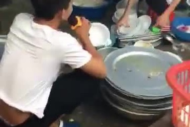 Chồng trẻ gây tranh cãi vì cầm micro ngồi hát xem vợ rửa bát