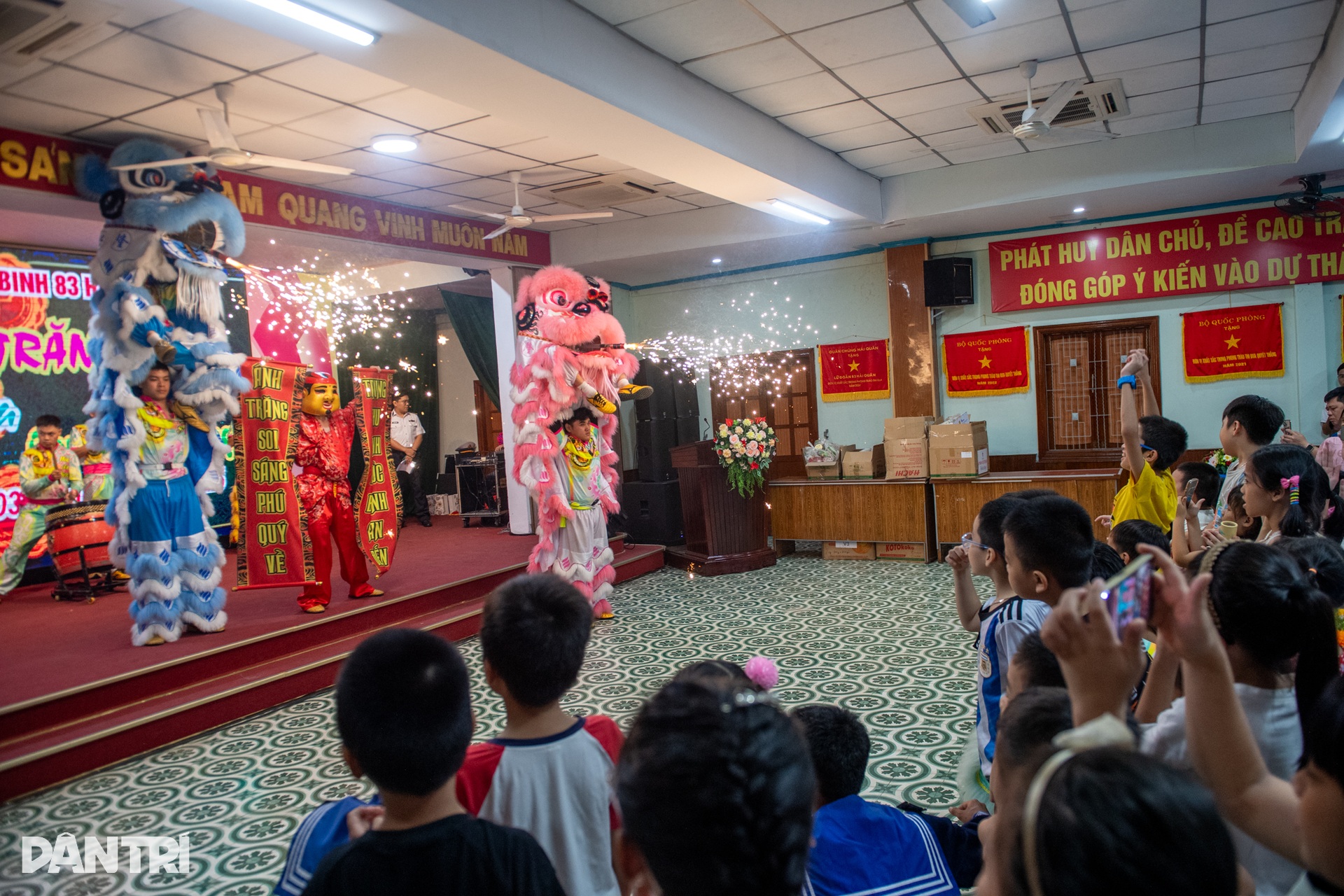 Vui Tết Trung thu cùng con các chiến sĩ Trường Sa - 5 Vui Tết Trung thu cùng con các chiến sĩ Trường Sa - 5