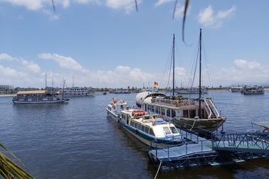 Bị khách "tố" dùng điện thoại quay lén khi tắm, chủ tàu du lịch ở Hạ Long nói gì?