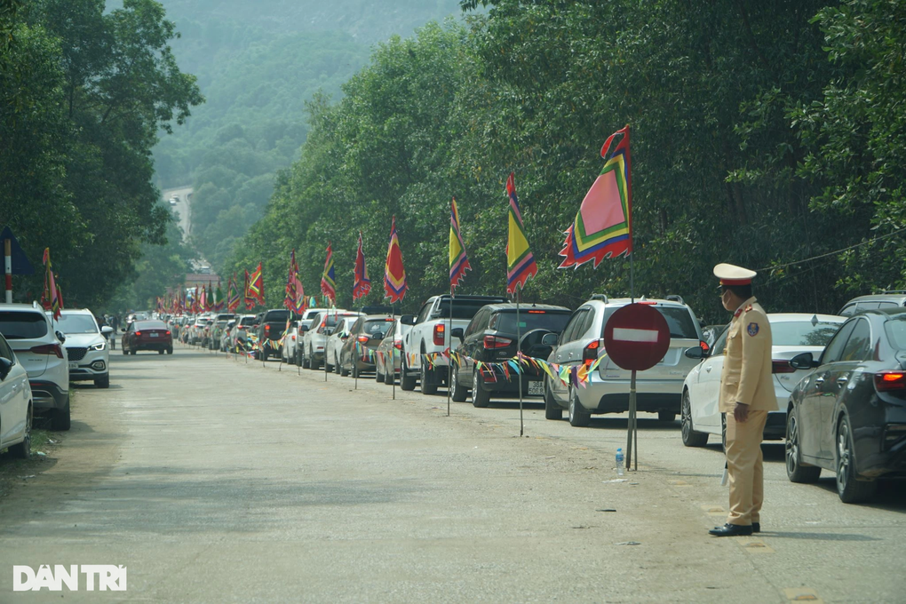 Công an xử phạt xe trung chuyển nhồi nhét khách tại đền Nưa - Am Tiên - 2 Công an xử phạt xe trung chuyển nhồi nhét khách tại đền Nưa - Am Tiên - 2