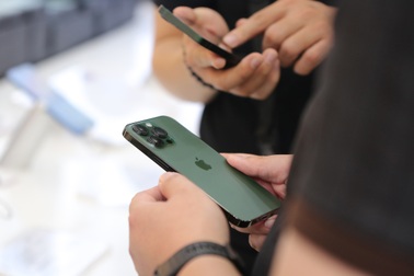 iPhone 13 xanh lá lên kệ tại Việt Nam, máy xách tay giảm giá mạnh