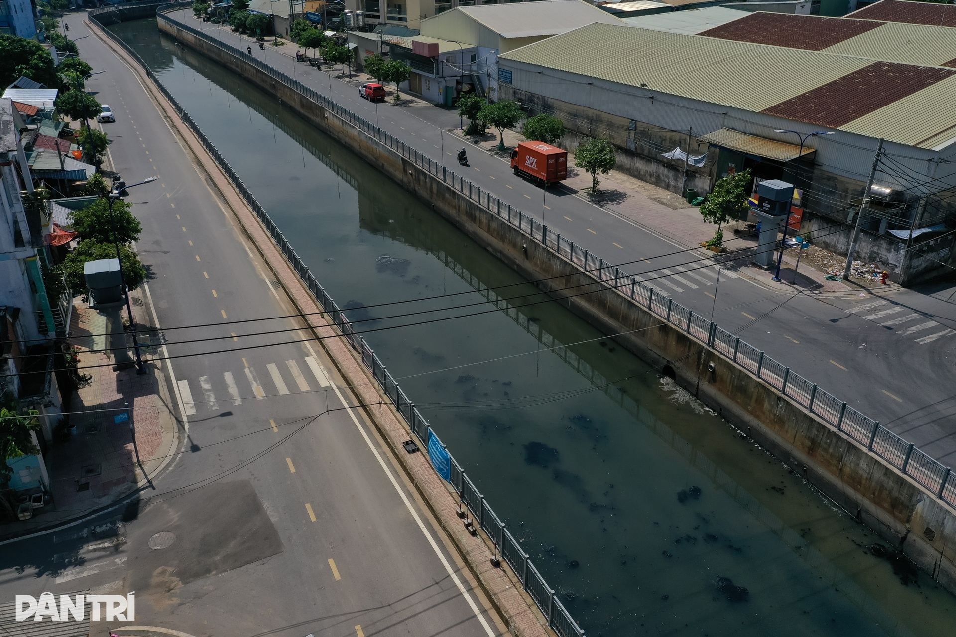 Hàng trăm tấn rác tại Kênh Nước Đen ở TPHCM đã được dọn sạch - 15