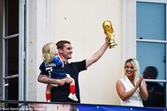 Hàng nghìn người dân ra đường chào đón người hùng Griezmann