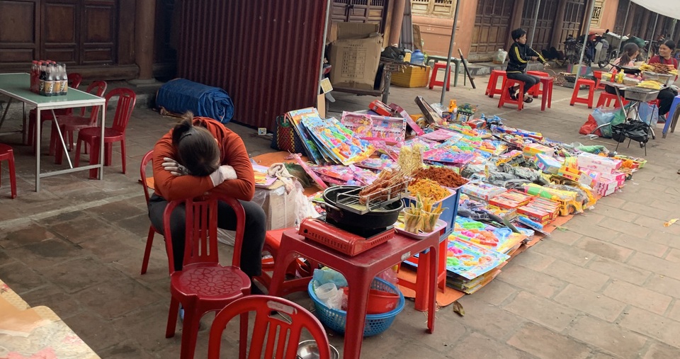 Dân buôn vừa bán hàng vừa ngủ gật, kinh tế Việt Nam ảm đạm vì corona - 1 Dân buôn vừa bán hàng vừa ngủ gật, kinh tế Việt Nam ảm đạm vì corona - 1