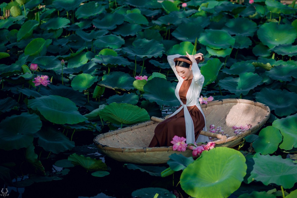 Diện áo yếm chụp ảnh với sen, làm thế nào để gợi cảm mà không phô? - 3 Diện áo yếm chụp ảnh với sen, làm thế nào để gợi cảm mà không phô? - 3