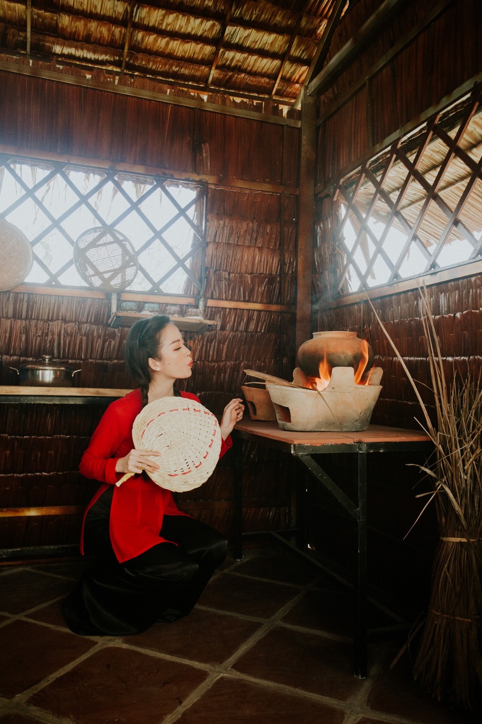 Hoa khôi Vũ Thanh Tú mộc mạc với áo bà ba nơi thôn dã - 10 Hoa khôi Vũ Thanh Tú mộc mạc với áo bà ba nơi thôn dã - 10