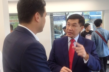 "Vua hàng hiệu” Johnathan Hạnh Nguyễn đi bán... điện thoại