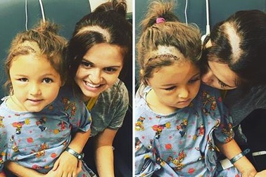 Mẹ cạo đầu để động viên con điều trị ung thư