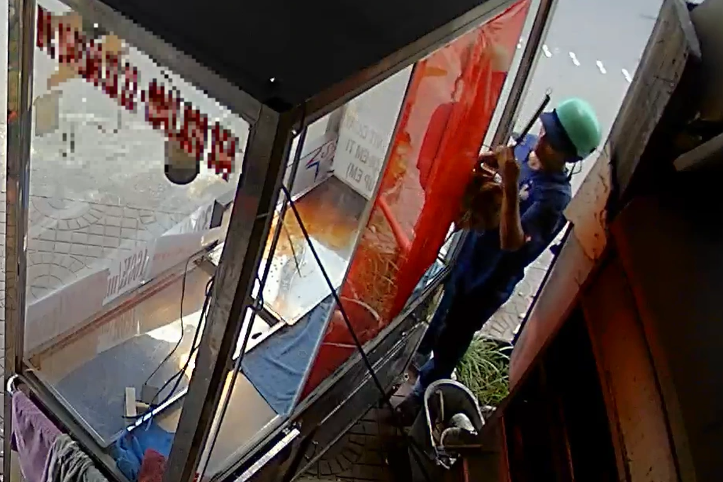 Camera ghi cảnh nam thanh niên trộm vịt quay trong tủ kính - 1 Camera ghi cảnh nam thanh niên trộm vịt quay trong tủ kính - 1