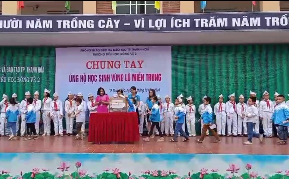 Cô trò xứ Thanh quyên góp, gửi yêu thương tới các bạn học sinh vùng lũ - 1 Cô trò xứ Thanh quyên góp, gửi yêu thương tới các bạn học sinh vùng lũ - 1