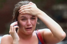 Con gái ruột của Tom Cruise nức nở trên phố