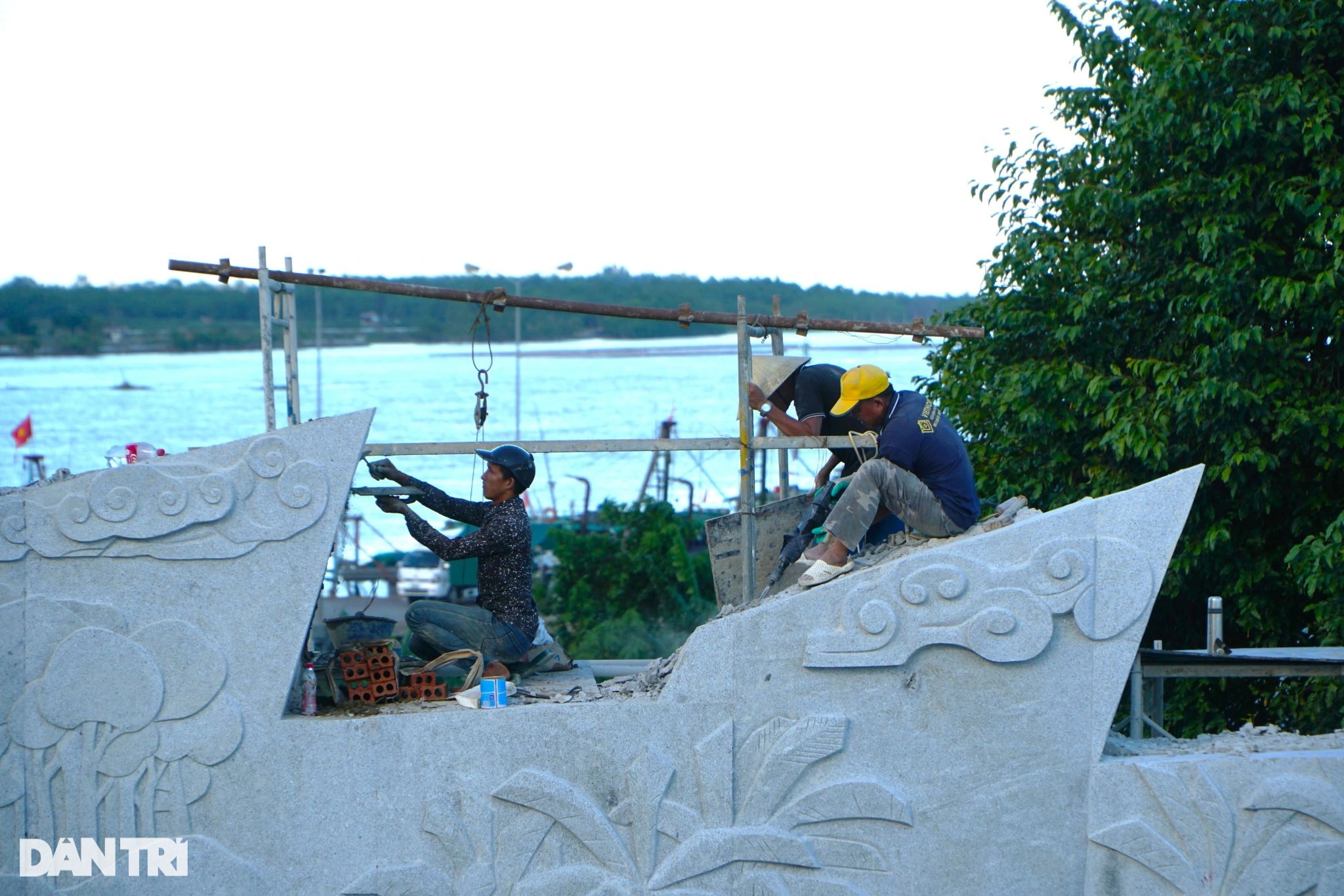 View - Ngắm tượng đài "Con tàu tập kết ra Bắc" sắp hoàn thiện | Báo Dân trí