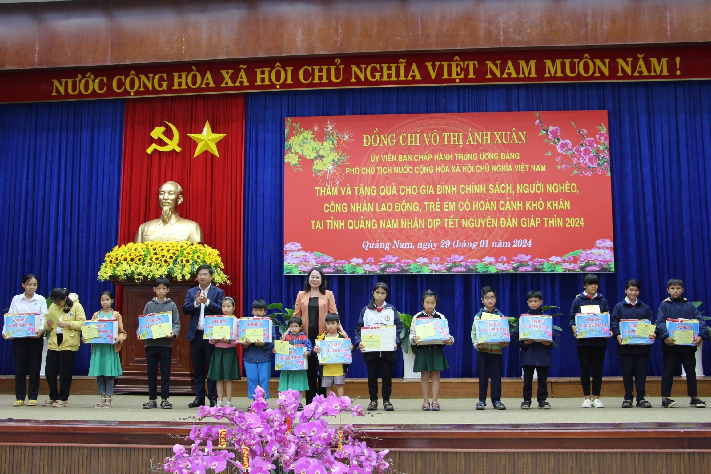 نائب الرئيس يتمنى عامًا جديدًا سعيدًا لأسر السياسيين في كوانج نام - 1 Phó Chủ tịch nước chúc Tết gia đình chính sách tại Quảng Nam - 1