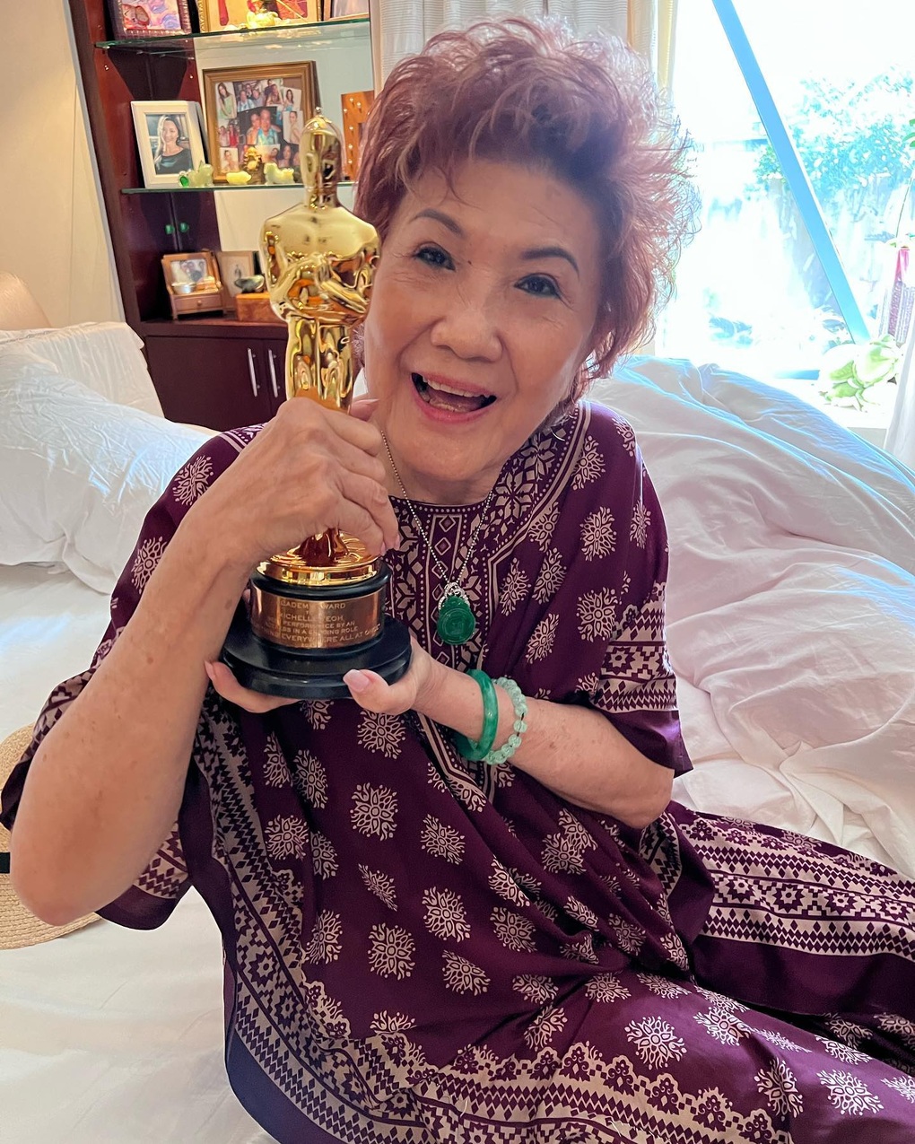 Dương Tử Quỳnh mang tượng vàng Oscar tới thăm mộ cha - 2 Dương Tử Quỳnh mang tượng vàng Oscar tới thăm mộ cha - 2