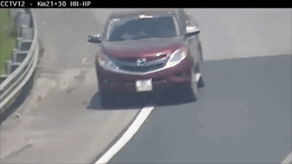 Tước bằng 6 tháng với tài xế lùi xe ô tô trên cao tốc Hà Nội - Hải Phòng - 1 Tước bằng 6 tháng với tài xế lùi xe ô tô trên cao tốc Hà Nội - Hải Phòng - 1