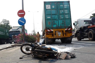 2 công nhân sơn sửa đường bị xe container cán tử vong