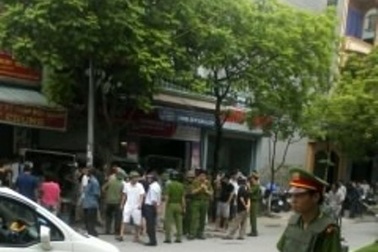 Cả khu phố náo loạn vì cảnh xiết nợ   