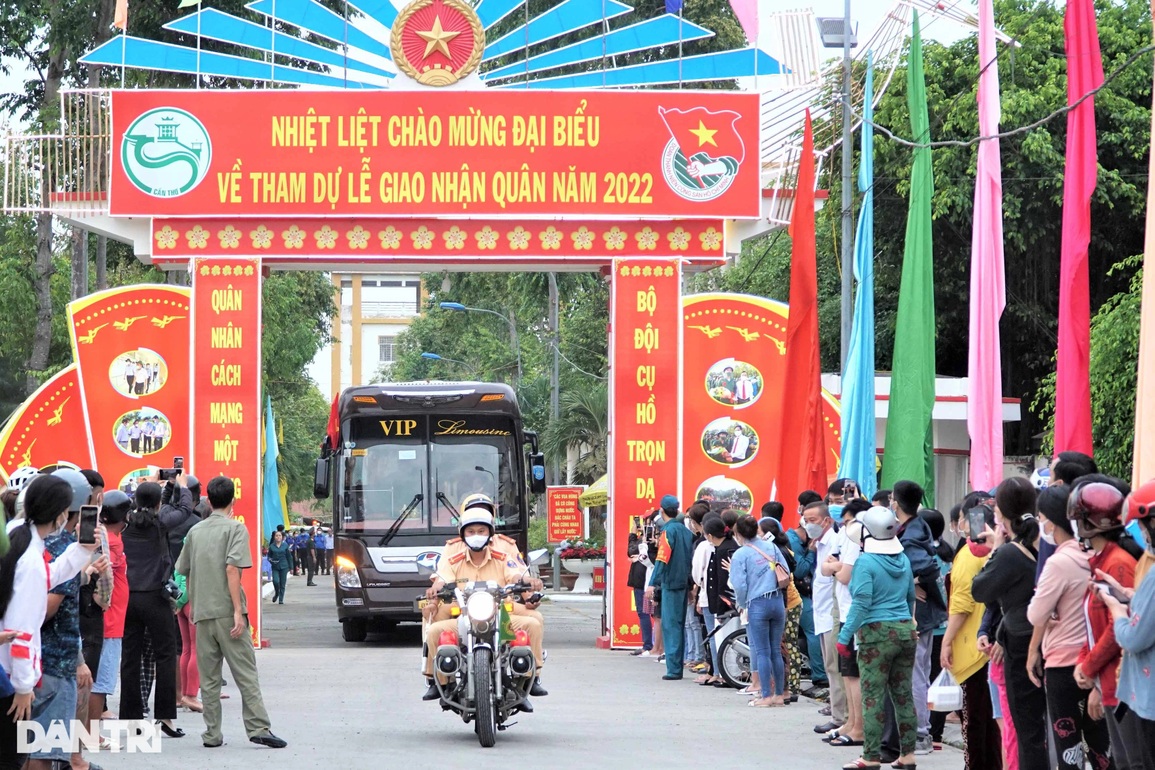 Người thân đội mưa bịn rịn tiễn tân binh lên đường nhập ngũ - 28 Người thân đội mưa bịn rịn tiễn tân binh lên đường nhập ngũ - 28
