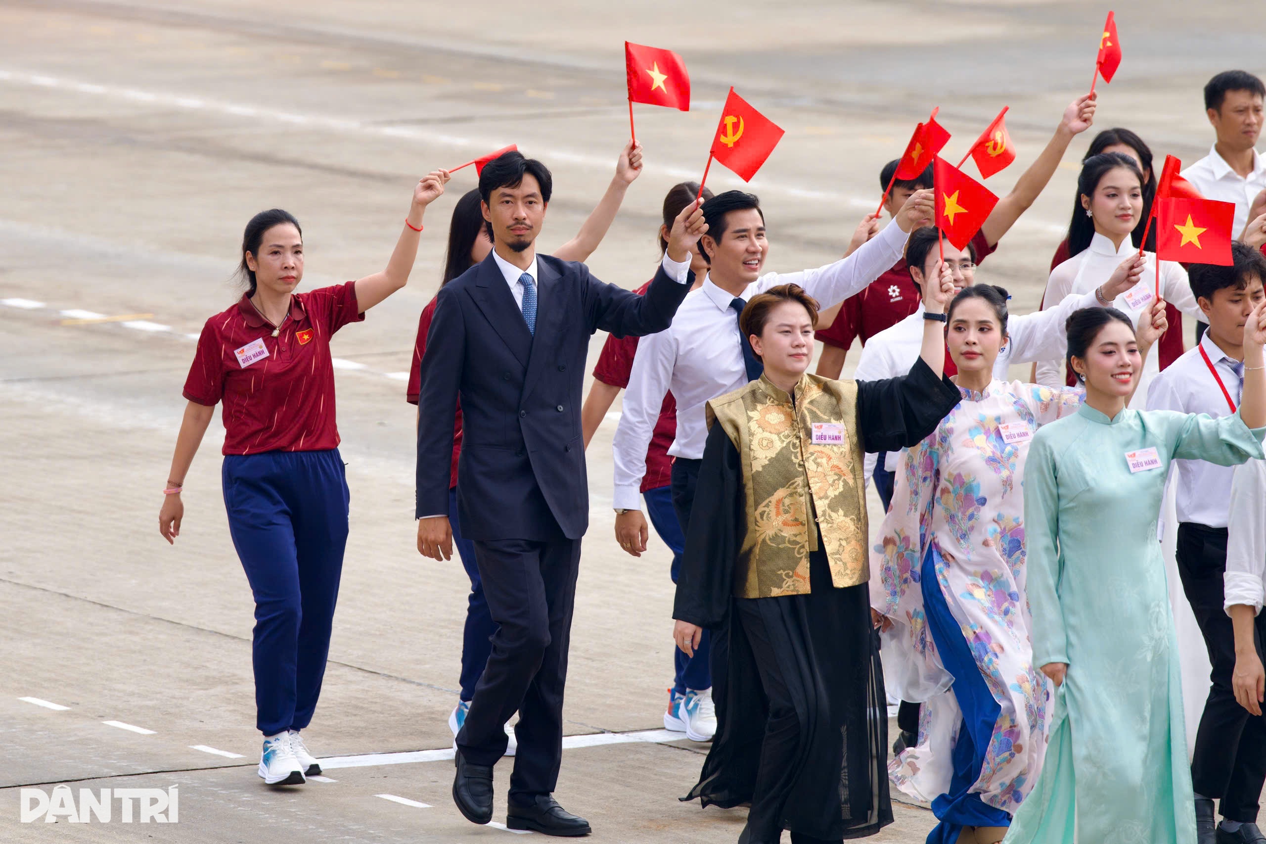 Đen Vâu đổi vị trí cho Hoàng Thùy Linh khi tổng duyệt diễu hành A80 - 2