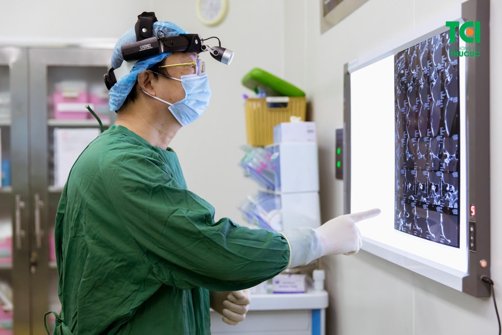 Hơn 2 giờ phẫu thuật cứu đôi tai bị thủng màng nhĩ do viêm tai giữa - 2 Hơn 2 giờ phẫu thuật cứu đôi tai bị thủng màng nhĩ do viêm tai giữa - 2