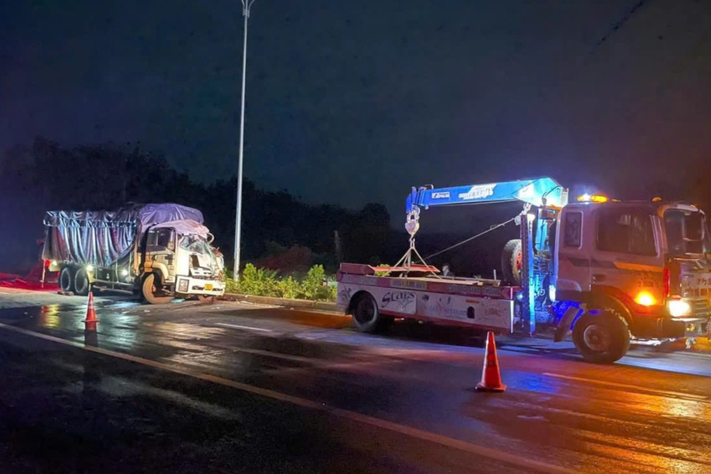 Hai xe tải đối đầu, 4 người thương vong ở Bình Dương - 2 Hai xe tải đối đầu, 4 người thương vong ở Bình Dương - 2