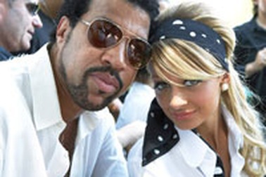 Nicole "đánh bóng" mình qua tên tuổi cha nuôi?