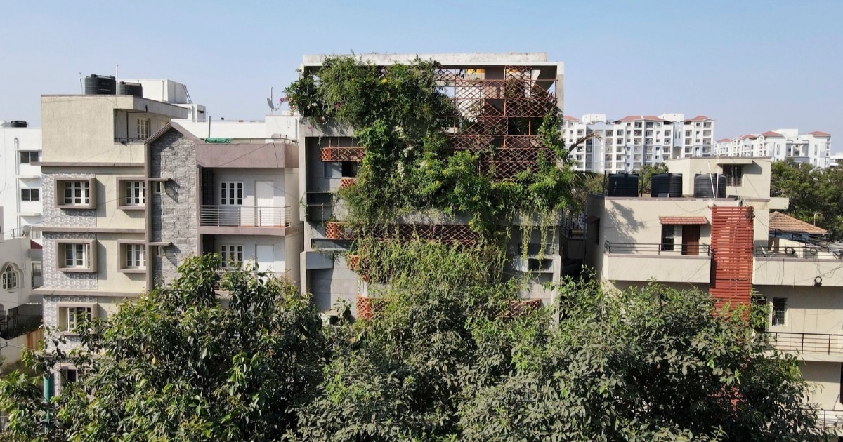 Khu chung cư mini này nằm trên trục đường đông đúc thuộc một thành phố của Ấn Độ.