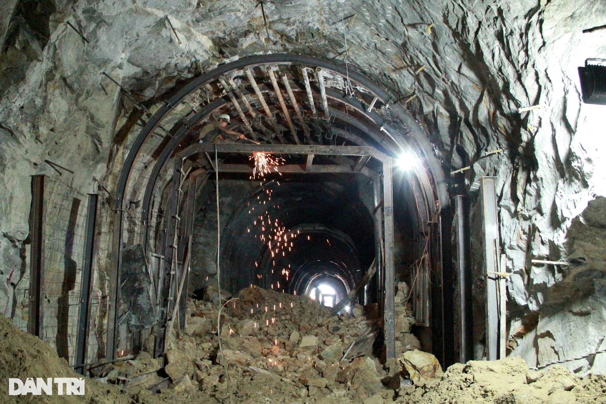 Công nhân hàn gia cố vỏ hầm Bãi Gió (Ảnh: Trung Thi).