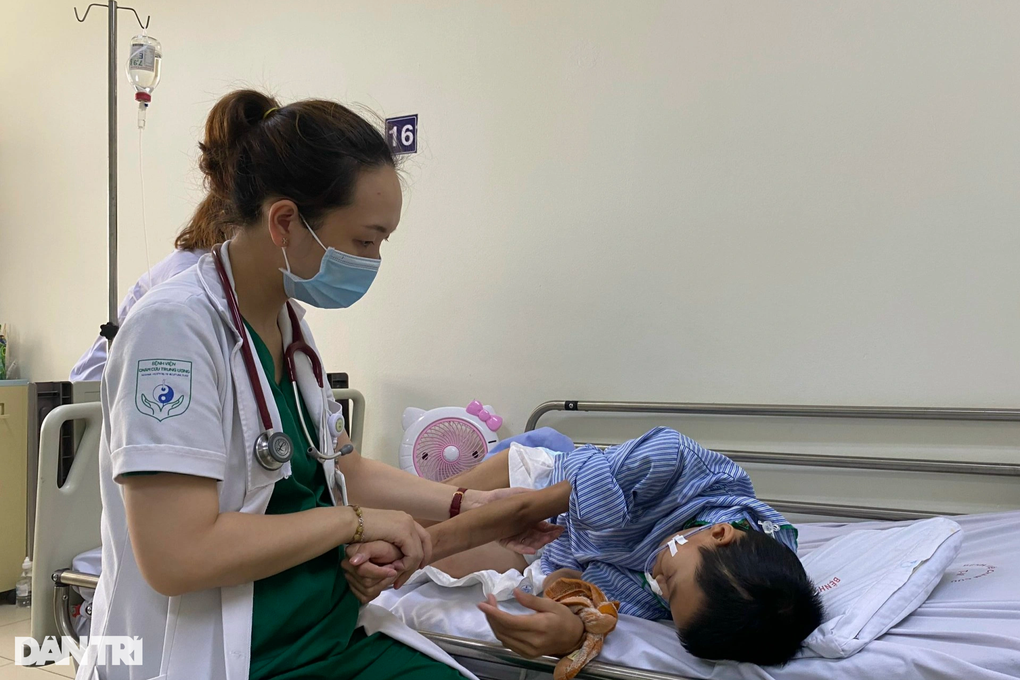 Bà nội xin đưa cháu mồ côi bố rời viện vì không có tiền - 5 Bà nội xin đưa cháu mồ côi bố rời viện vì không có tiền - 5