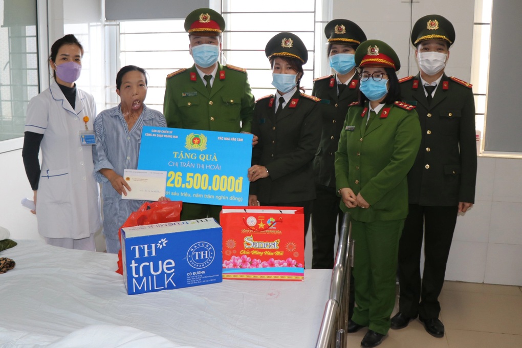 Bạn đọc giúp đỡ người phụ nữ 33 năm không được mang khuôn mặt con người - 1 Bạn đọc giúp đỡ người phụ nữ 33 năm không được mang khuôn mặt con người - 1