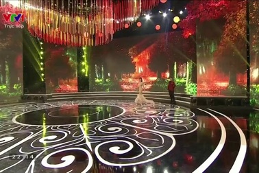 Đỗ Mỹ Linh trong phần thi trang phục dạ hội (Video: Mạnh Thắng - nguồn VTV).