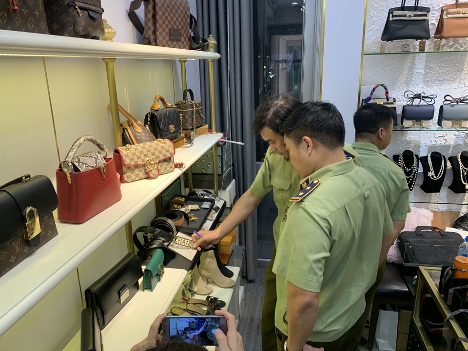 Thu giữ hàng nghìn hàng hiệu nghi giả mạo ở khu phố sầm uất bậc nhất Hà Nội - 11 Thu giữ hàng nghìn hàng hiệu nghi giả mạo ở khu phố sầm uất bậc nhất Hà Nội - 11