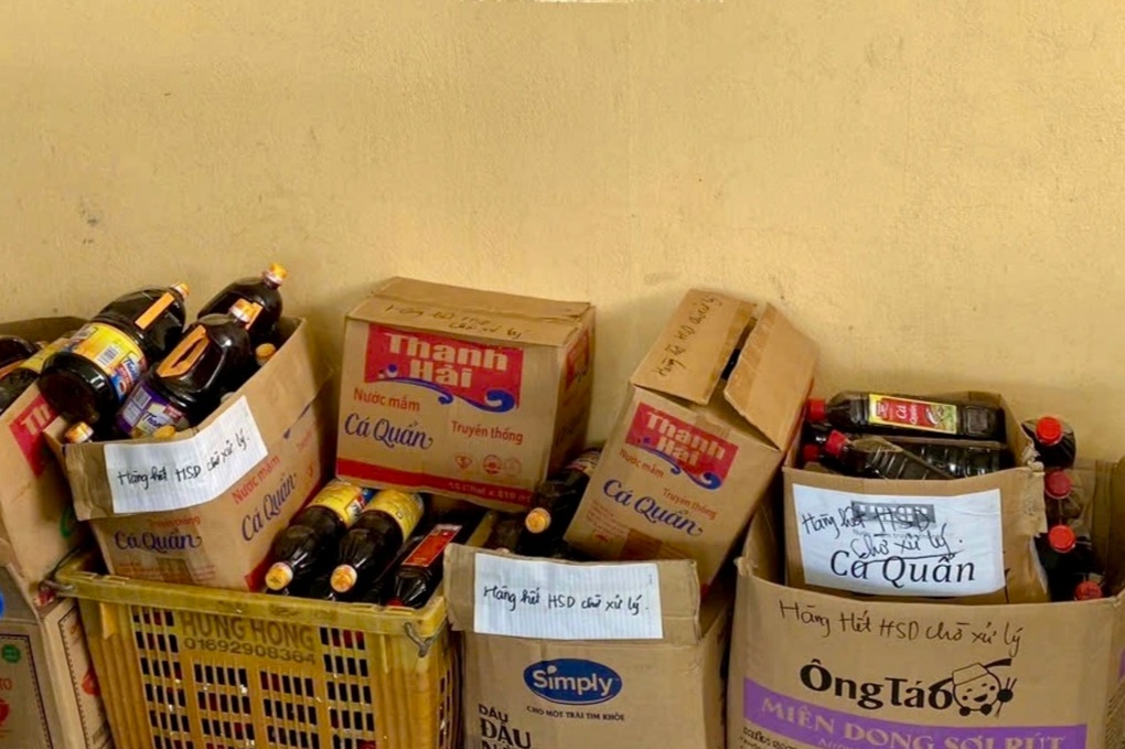1.000 chai nước mắm bị vứt ở Quảng Nam: Hàng hết hạn bị thu hồi? - 2 1.000 chai nước mắm bị vứt ở Quảng Nam: Hàng hết hạn bị thu hồi? - 2