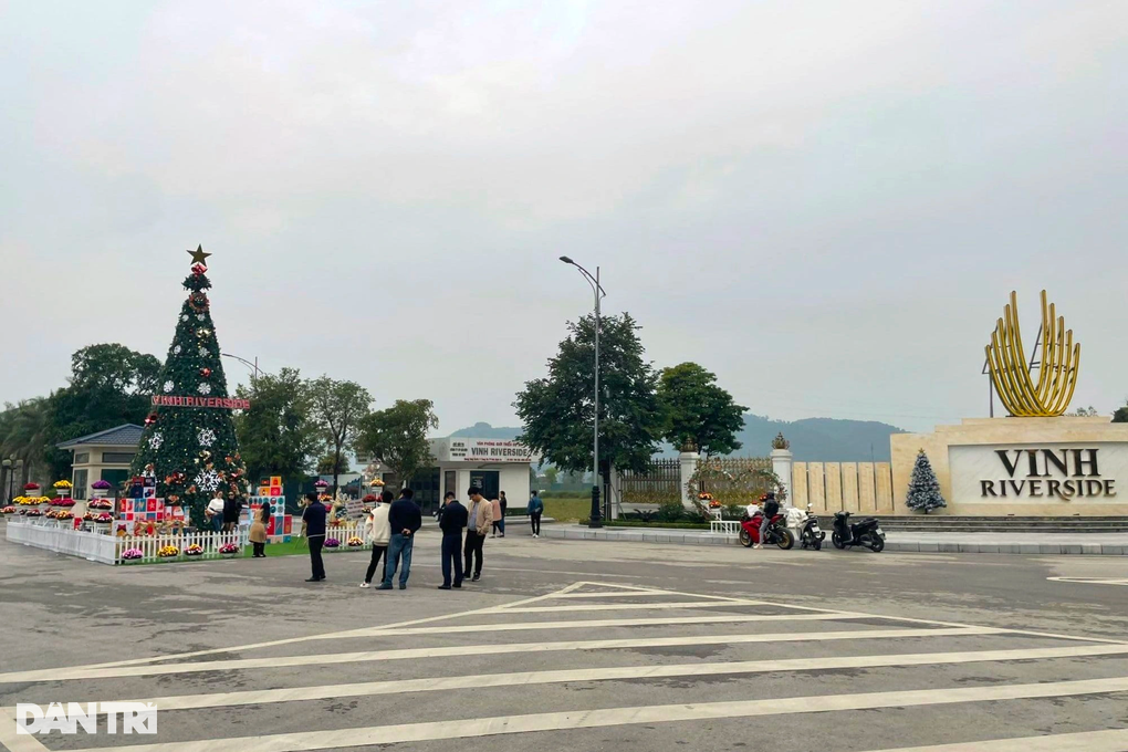 Giới trẻ phát sốt vì cây thông độc đáo ở khu đô thị đẹp nhất Nghệ An - 1 Cây_thông_Noel - 1