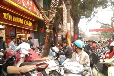 Khách lẻ tiếp tục bung tiền gom vàng